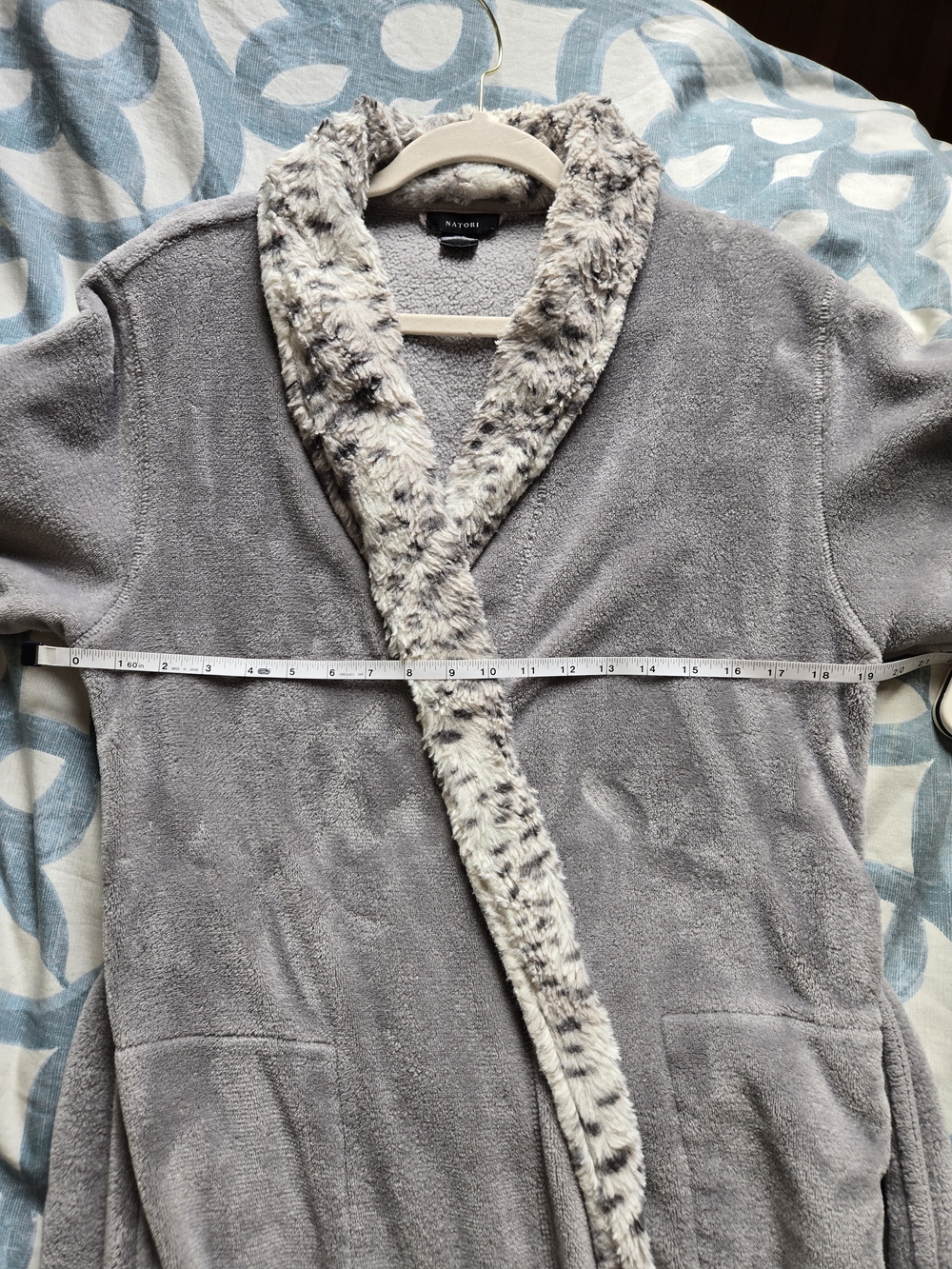 Natori Light Gray Plush Robe with Spotted Trim - Picture 9 of 12